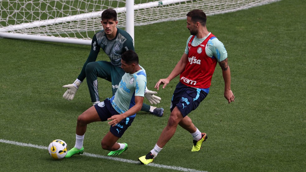 Rony e Luan durante treino do Palmeiras na Academia de Futebol — Foto: Cesar Greco