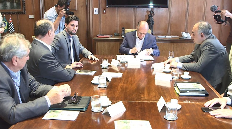 Prefeito de Ourinhos, Lucas Pocay participou da assinatura do convênio com o governador (Foto: Secretaria de Logística e Transporte / Divulgação)