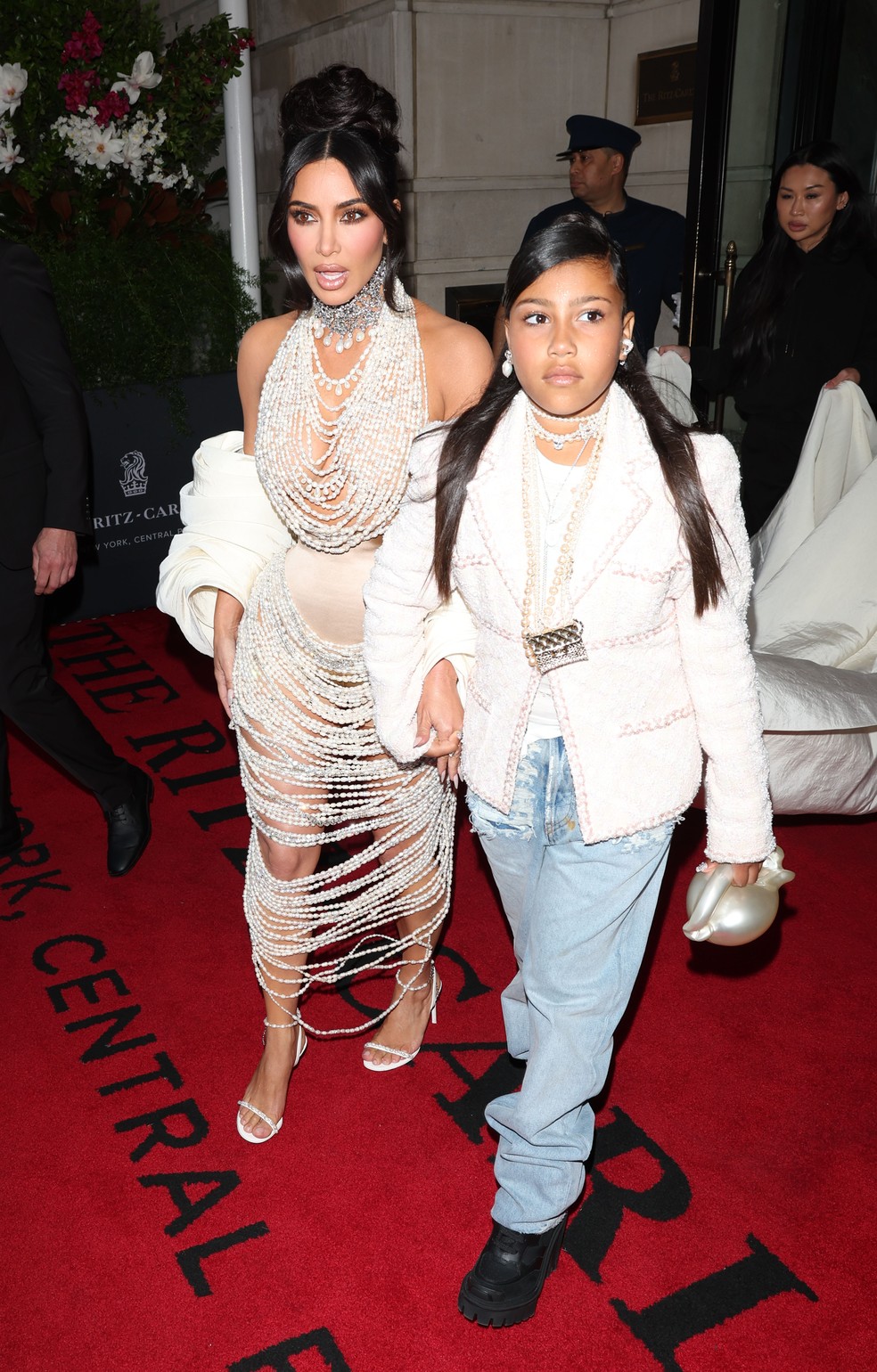 Kim Kardashian e North West a caminho do Met Gala — Foto: Getty Images