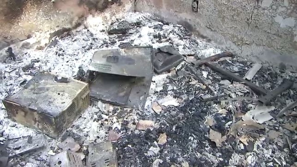 Computadores, arquivos e processos foram destruídos (Foto: Reprodução/Rede Amazônica)