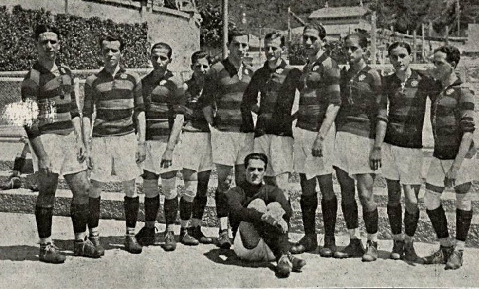 Nonô é o quarto jogador da direita para a esquerda. Ele era considerado mulato e foi artilheiro do Flamengo nos anos 1920 — Foto: Reprodução