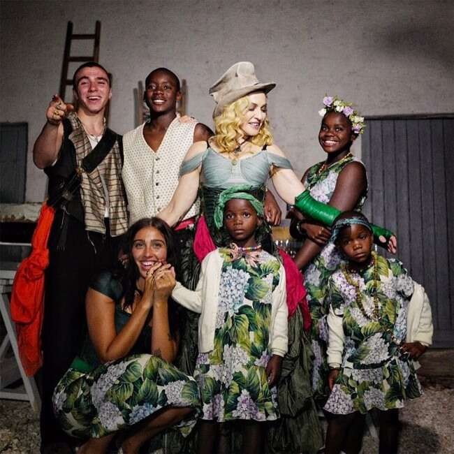 Madonna com seus seis filhos: Rocco, David Banda, Mercy, Lourdes Leon, Stelle e Estere (Foto: Reprodução / Instagram)