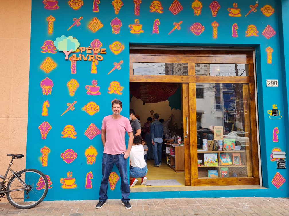 Alfredo é dono da livraria infantil Pé de Livro e comemora vendas acima da expectativa — Foto: Fernanda Martinez