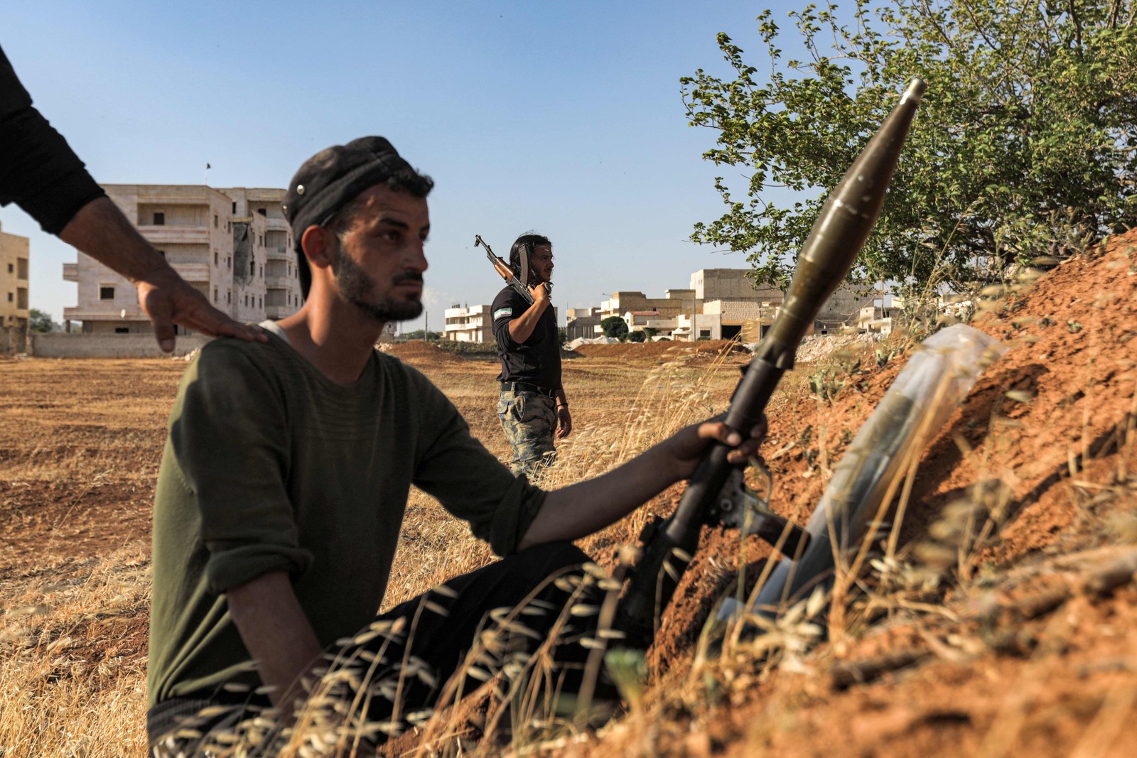 Combatente rebelde sírio apoiados pela Turquia segura lançador de granada na linha de frente da batalha com as Forças Democráticas da Síria (SDF), no interior da cidade de Manbij, no norte da Síria, depois de ameaça do presidente da Turquia, Recep Tayyip Erdogan, contra curdos — Foto: BAKR ALKASEM / AFP