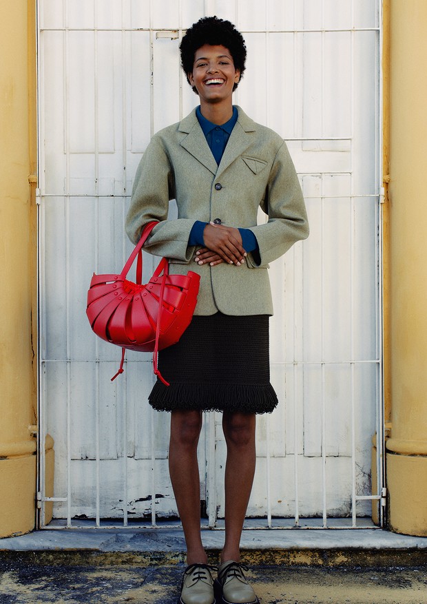 Blazer (R$ 10.680), camisa (R$ 6.190), saia (R$ 5.730), bolsa (R$ 14.200) e sapatos (R$ 4.220), tudo Bottega Veneta (Foto: Edgar Azevedo)