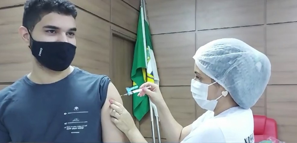 Nicollas Emanoel foi o primeiro jovem de 18 anos sem comorbidades vacinado em São Rafael e no RN — Foto: Reprodução/Inter TV Cabugi