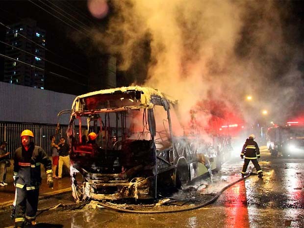 Ônibus incendiado na Av. Bernardo Vieira, ao lado do shopping Midway Mall (Foto: Canindé Soares/Cedida)