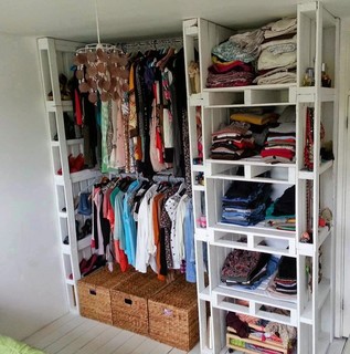 Para economizar, você pode montar o seu próprio closet com paletes. As aberturas das peças de madeira servem de nicho para pequenos acessórios. Foto: Pinterest