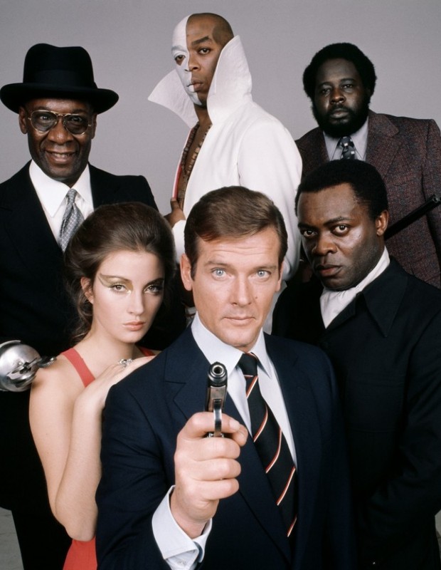 Yaphet Kotto (direita abaixo) foi o vilão de Com 007 Viva e Deixe Morrer (1973) (Foto: Eon Productions/Divulgação)
