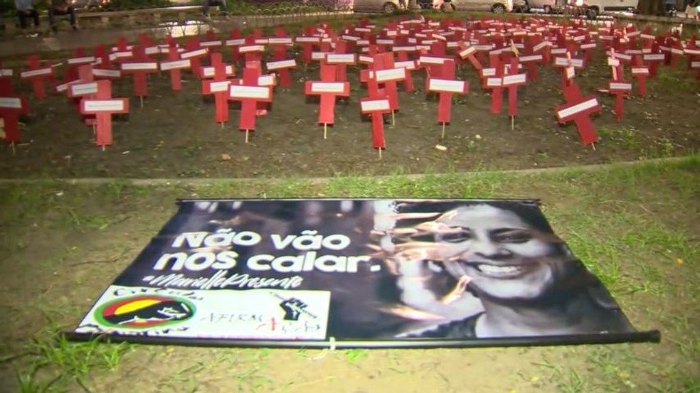 Protesto contra a morte de Marielle Franco tem cruzes com os nomes de mulheres mortas em Vitória  (Foto: Carlos Palito/ TV Gazeta)