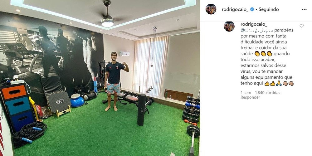 Doação de camisa do Flamengo e interação em rede social: caseiro Rodrigo Caio mostra lado solidário