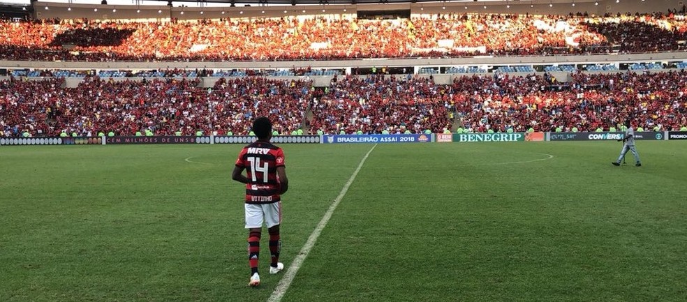 Vitinho de frente para a torcida do Flamengo pela primeira vez no MaracanÃ£ â Foto: Gilvan de Souza / Flamengo.com.br