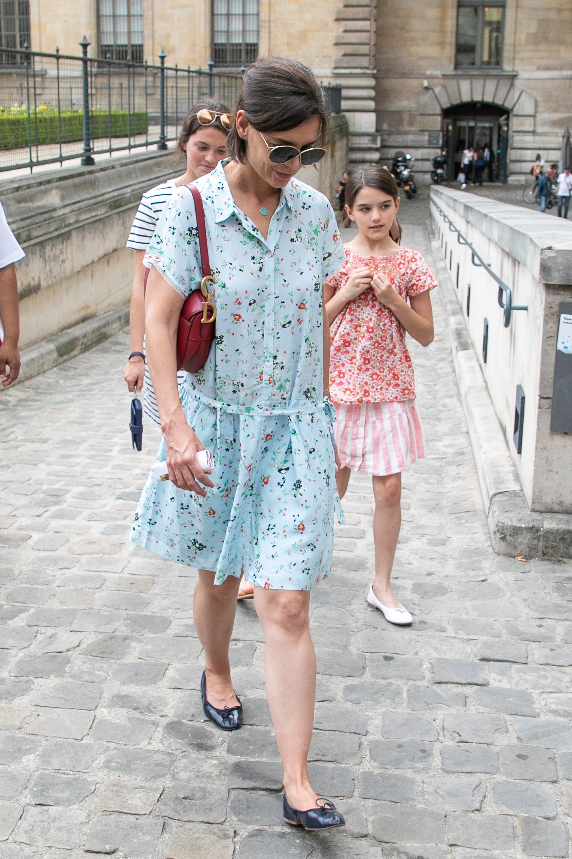 Katie Holmes com a filha Suri Cruise passenado pelas ruas de Paris (Foto: Getty Images)
