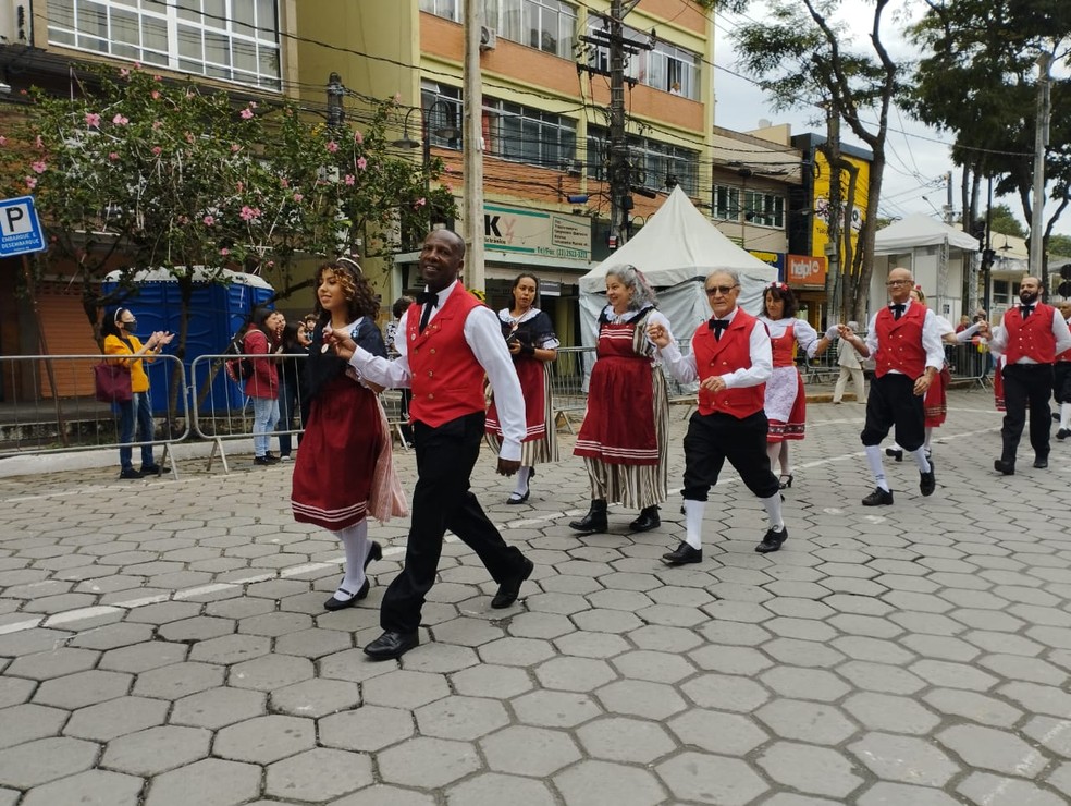 Representantes de famílias e nações fundadoras da cidade participaram de desfile cívico pelos 204 anos de Nova Friburgo, no RJ — Foto: Ádison Ramos/Inter TV
