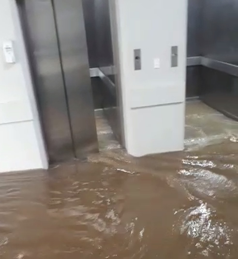 Água da chuva invadiu antigo Pronto Socorro de Cuiabá — Foto: Reprodução