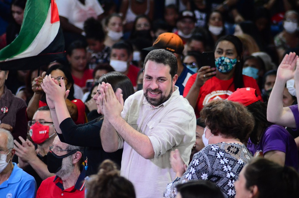 Guilherme Boulos (PSOL) durante lançamento de pré-candidatura a deputado federal em evento em São Paulo em maio de 2022 — Foto: SAULO DIAS/PHOTOPRESS/ESTADÃO CONTEÚDO