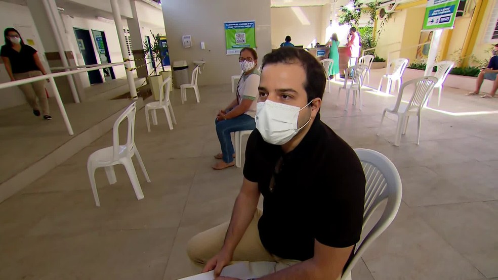 Gabriel, de 37 anos, recebeu a vacina contra a Covid-19 na manhã desta terça-feira (6), na Zona Norte do Recife — Foto: Reprodução/TV Globo