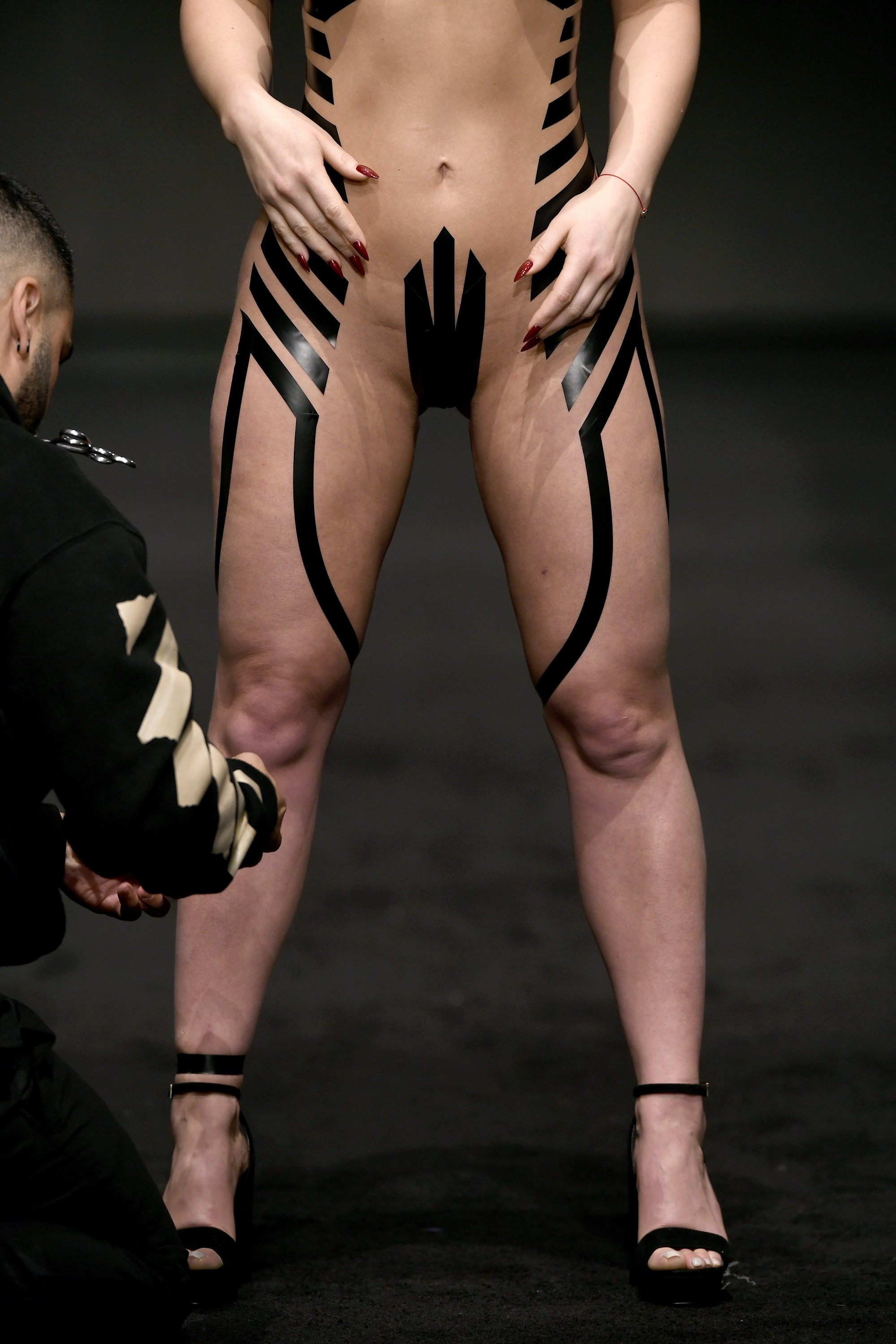 NEW YORK, NEW YORK - FEBRUARY 13: Designer and model on the runway during Black Tape Project At New York Fashion Week Powered By Art Hearts Fashion at The Ziegfeld Ballroom on February 13, 2022 in New York City. (Photo by Arun Nevader/Getty Images for Art (Foto: Getty Images for Art Hearts Fash)