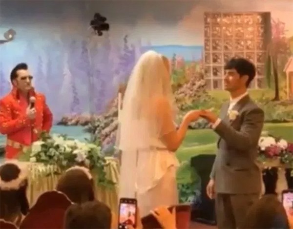 Sophie Turner e Joe Jonas em cerimônia de casamento em Las Vegas (Foto: Reprodução)