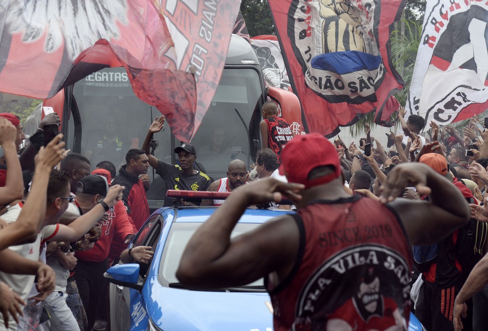 Torcida do Flamengo na porta do Ninho — Foto: André Durão / GloboEsporte.com