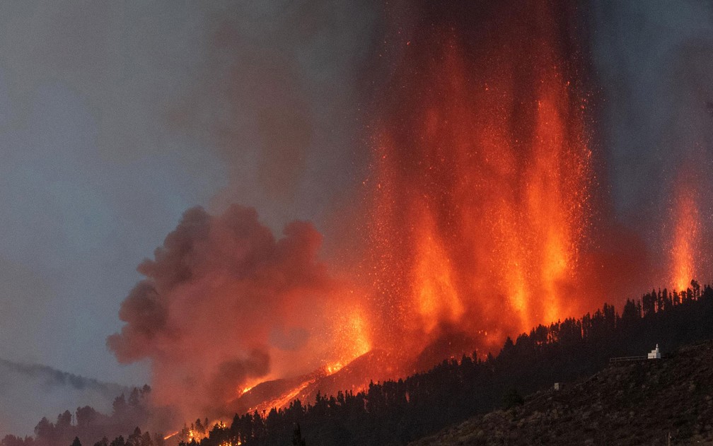  Lava é expelida de vulcão no parque nacional Cumbre Vieja em El Paso, na ilha de La Palma, no domingo (19) — Foto: Desiree Martin/AFP