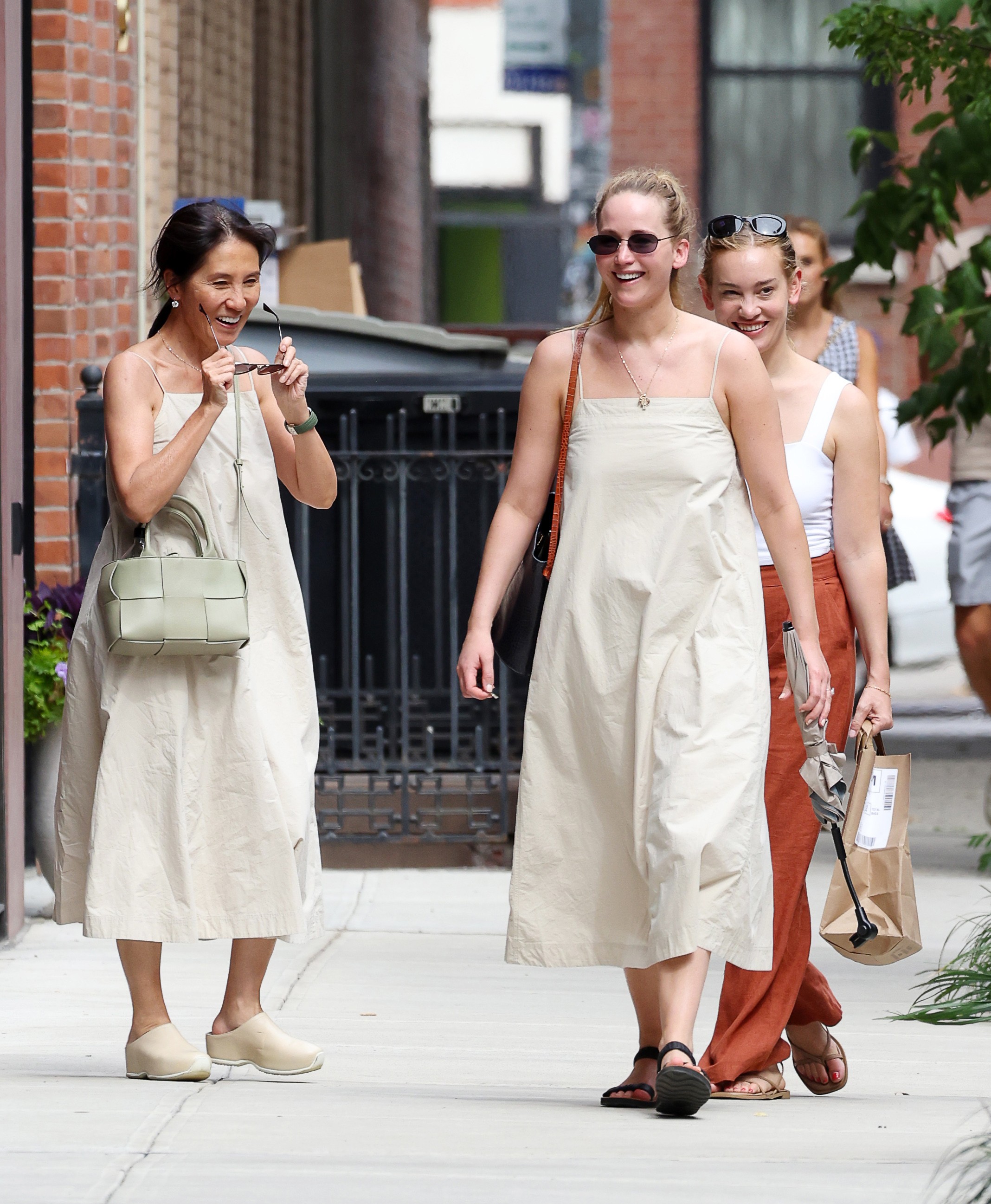 Jennifer Lawrence cruzou com mulher que usava mesmo vestido que ela pelas ruas de Nova York (Foto: The Grosby Group)