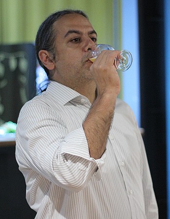 O sommelier Rene Aduan ensinou como degustar diferentes tipos de cerveja (Foto: Cristiane Senna/Editora Globo)
