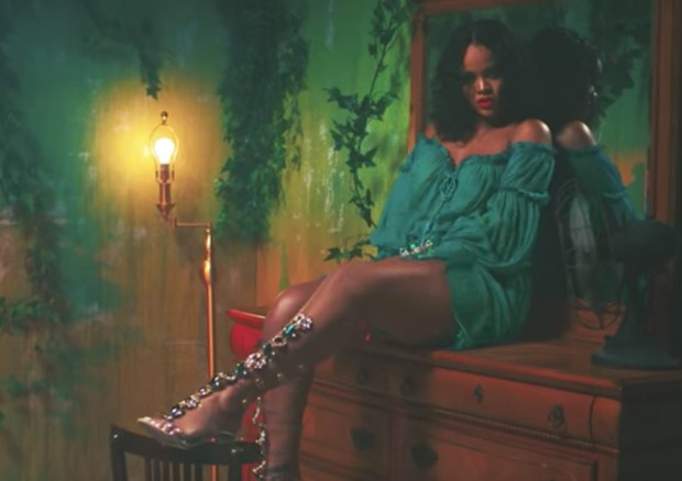 Rihanna durante o clipe de Wild Thoughts (Foto: Reprodução )