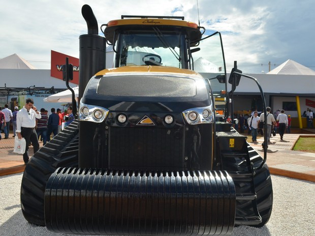 Trator Challenger MT875E é considerado o mais potente do mundo (Foto: Adriano Oliveira/G1)