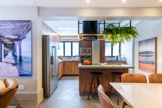 A cozinha unificada é parte da área de estar de uma casa, então deve receber a mesma atenção aos detalhes. Projeto da arquiteta Sabrina Salles (Foto: Julia Herman / Divulgação)