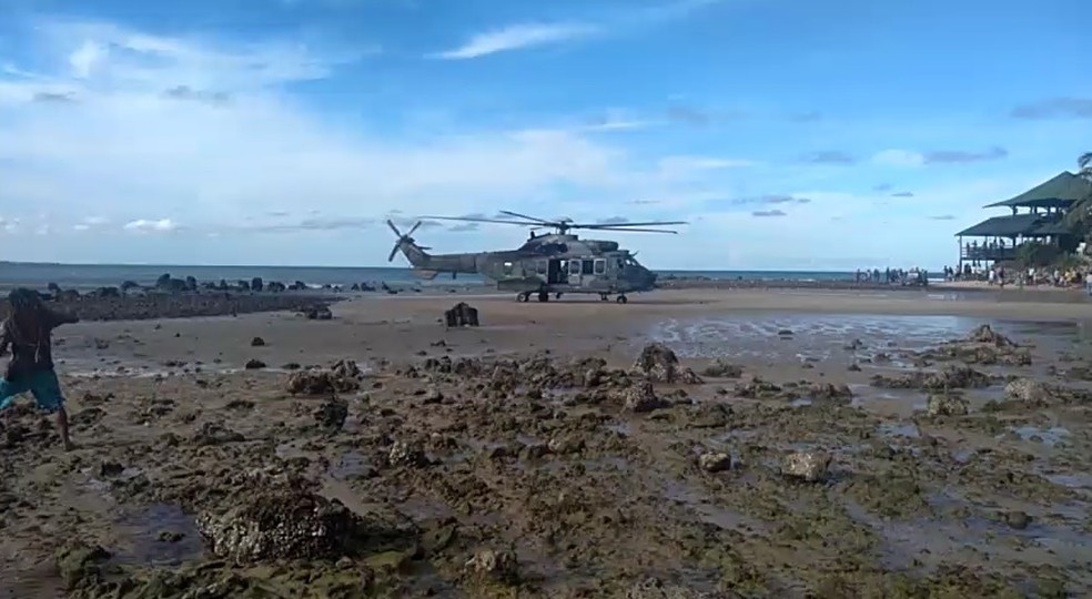 Após ejetar e ser retirado da água, militar foi levado por helicóptero da FAB — Foto: Reprodução