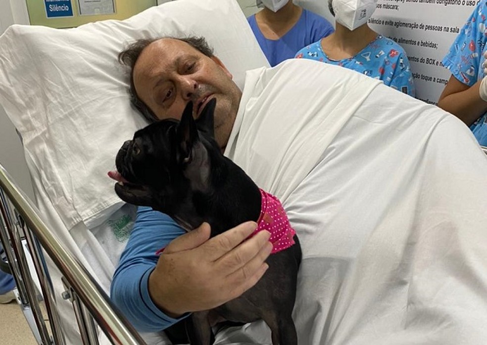 Aguinaldo foi recebido por familiares, que levaram a cachorrinha Flora, na saída do hospital após internação por Covid — Foto: Arquivo pessoal