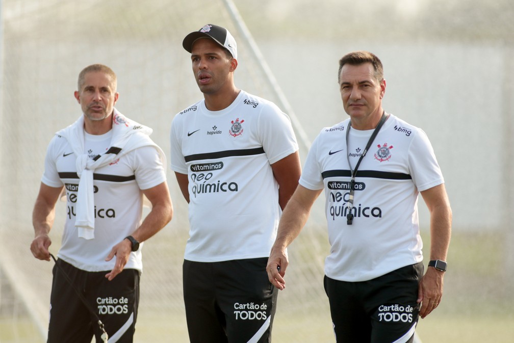 Sylvinho, técnico do Corinthians, e seus auxiliares Fernando Lázaro e Doriva — Foto: Rodrigo Coca/Ag. Corinthians