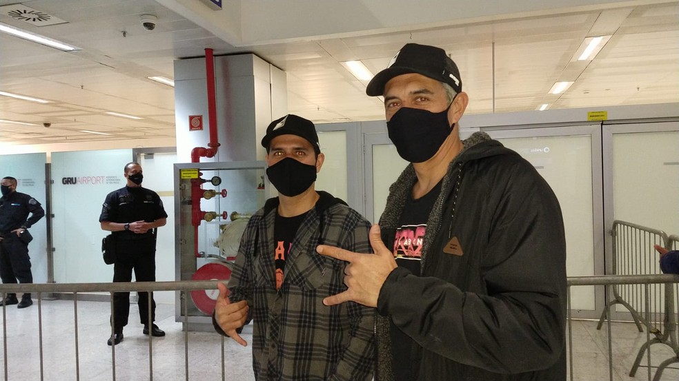 Tico e Teco, responsáveis pela produção da pranchas de Italo Ferreira, foram ao desembarque — Foto: Bruna Campos