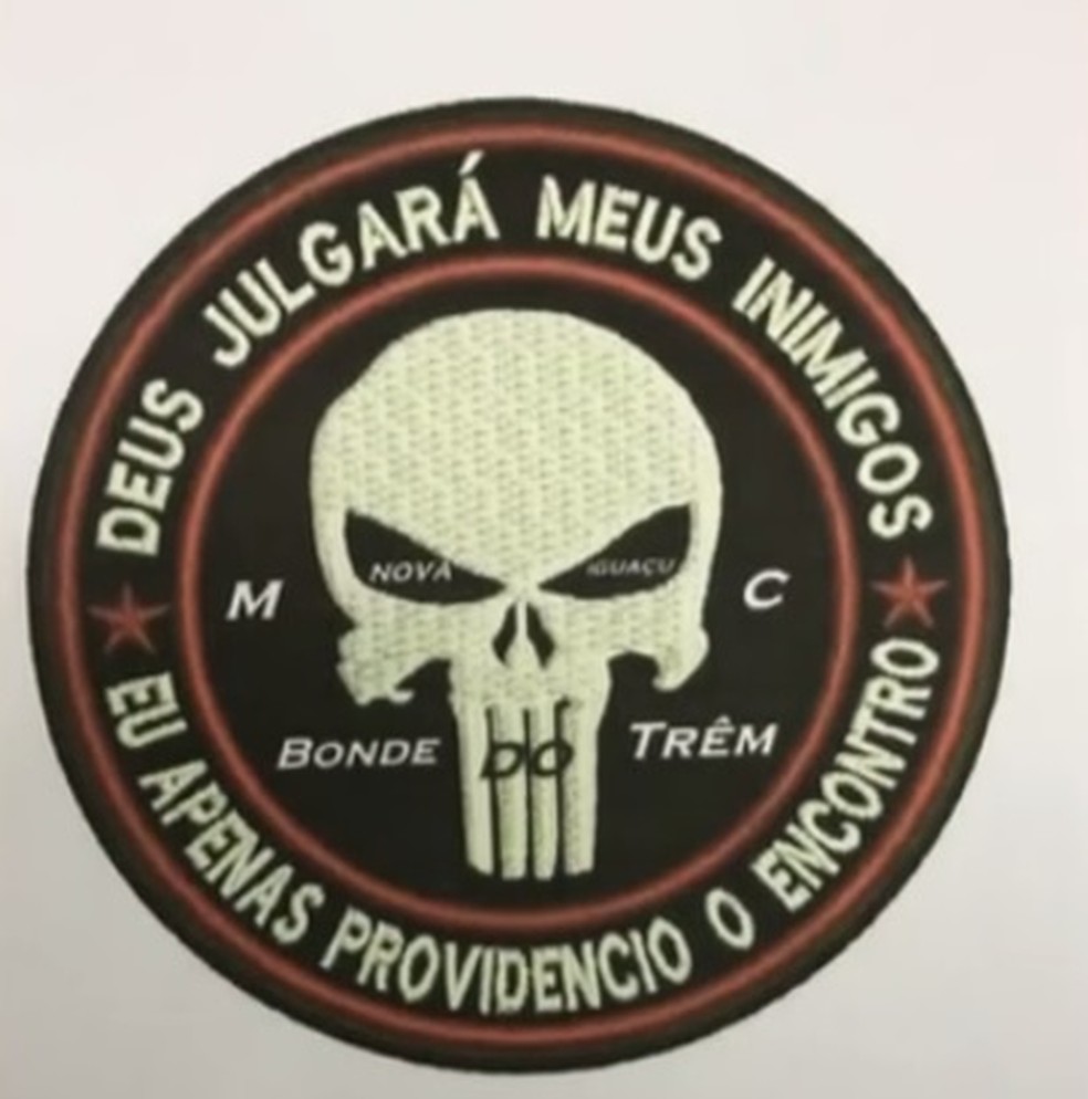 Imagem de contato de um dos milicianos presos em 2017 mostra caveira com mensagem ameaçadora (Foto: Reprodução/TV Globo)