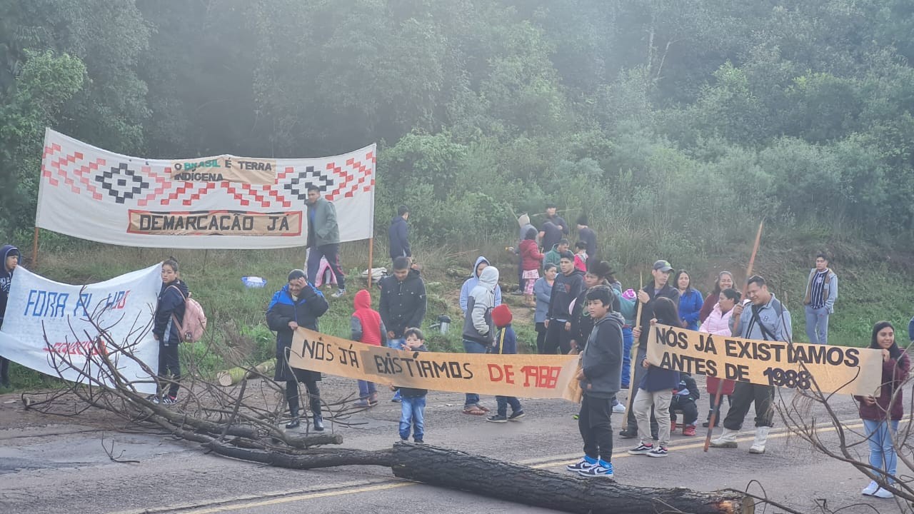Indígenas bloqueiam BR-285, em Água Santa, em manifestação contra marco temporal