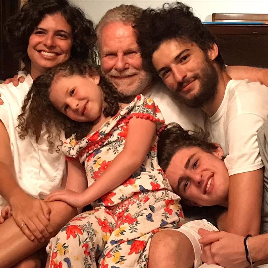 Júlia Anquier com o avô, Jonas Bloch, e o irmão, Hugo Anquier,  além dos primos Alice Bloch e Tomas Bloch (Foto: Reprodução/Instagram)