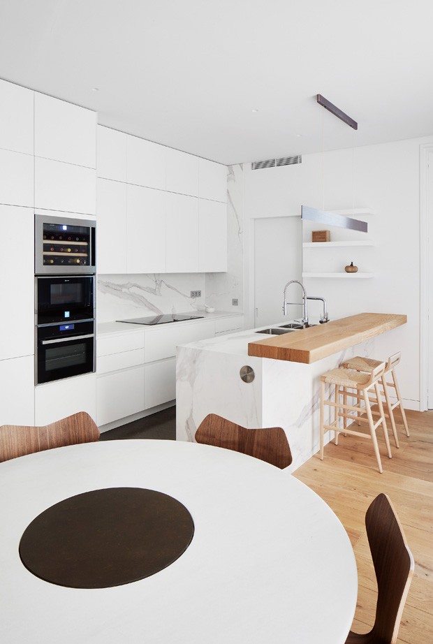 Reforma amplia ambientes em apartamento de 220 m²  (Foto: José Hevia/ Divulgação)