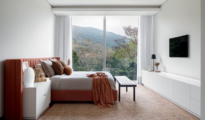 Tons neutros e minimalismo ajudam a valorizar vista de quarto de 35 m²