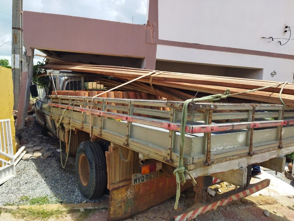 Caminhão perdeu controle e invadiu casa no interior do RN — Foto: Divulgação