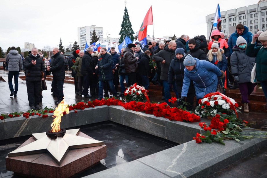 Pessoas enlutadas  se reúnem em Samara, na Rússia, em homenagem aos soldados mortos