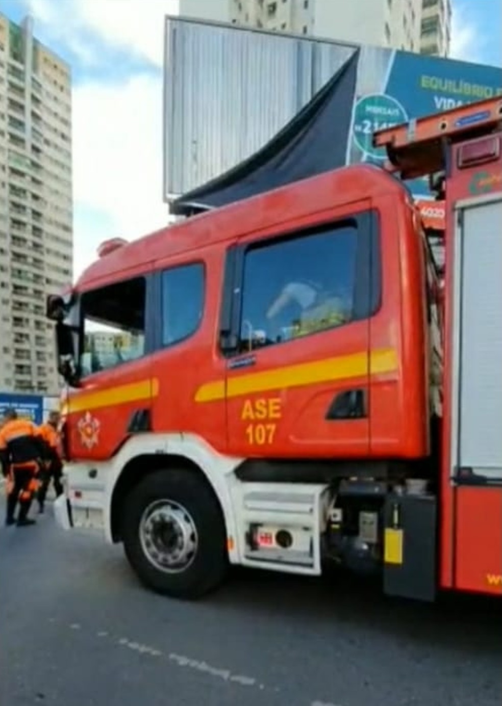 Homem morreu por descarga elétrica, enquanto fazia manutenção de um outdoor, em Águas Claras, no DF — Foto: CBMDF/Divulgação