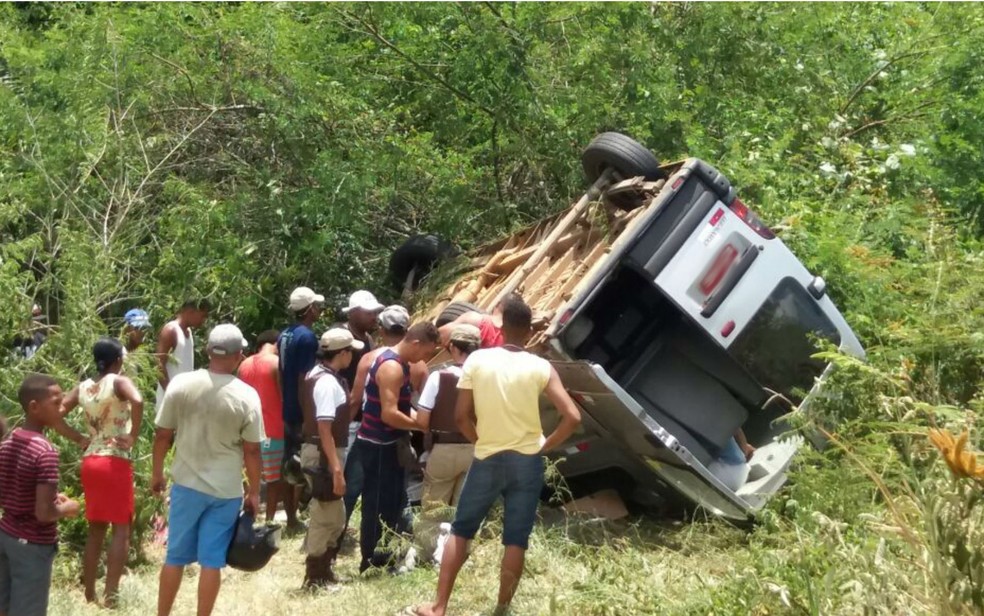 Oito pessoas ficaram feridas, uma delas em estado grave (Foto: Fábio Santos/Site Voz da Bahia)