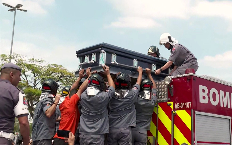 Caixão com o corpo de Gugu Liberato é colocado no caminhão dos Bombeiros — Foto: TV Globo/Reprodução