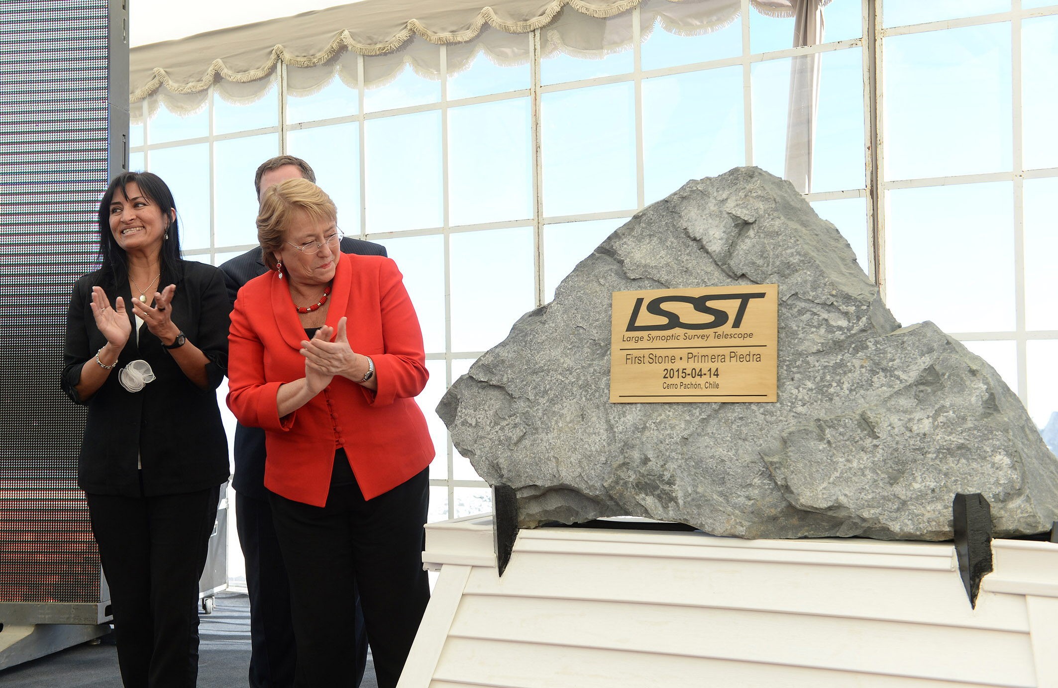 Bachelet, ao lado da pedra fundamental das obras (Foto: efe)