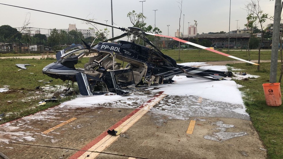 Helicóptero com duas pessoas cai na Zona Sul de SP — Foto: Reprodução/Redes sociais