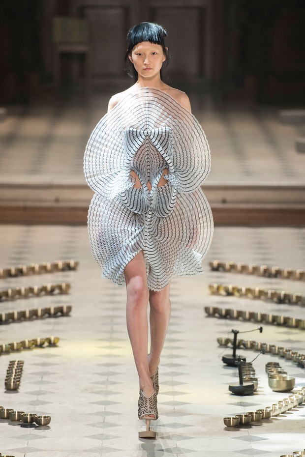 Iris Van Herpen: Visualising Sound - Vogue | en