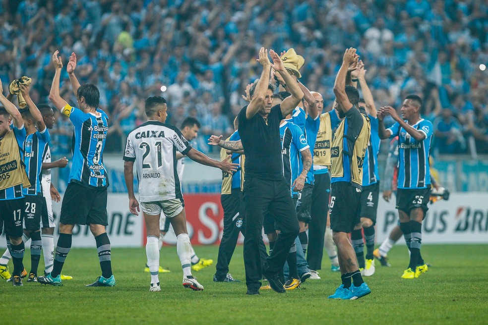 Renato reúne jogadores no centro do gramado (Foto: Lucas Uebel/Divulgação Grêmio)