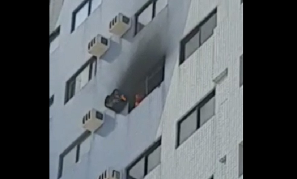 Incêndio atinge apartamento em Capim Macio, na Zona Sul de Natal — Foto: Reprodução