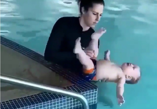 Instrutora empurra corpo de bebê para a piscina (Foto: Reprodução/Instagram/Pensil Berkata)